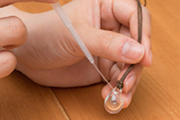 Insert the dropper into the hole at the top of the accessory, pour in ethanol, and repeatedly draw and release to clean the inside.