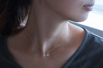 moonネックレスは胸元に輝きをプラスしてくれます。糸島のガラス作家が心を込めて手作りした一点物の作品をぜひ自分へのご褒美や大切な方へのプレゼントに。